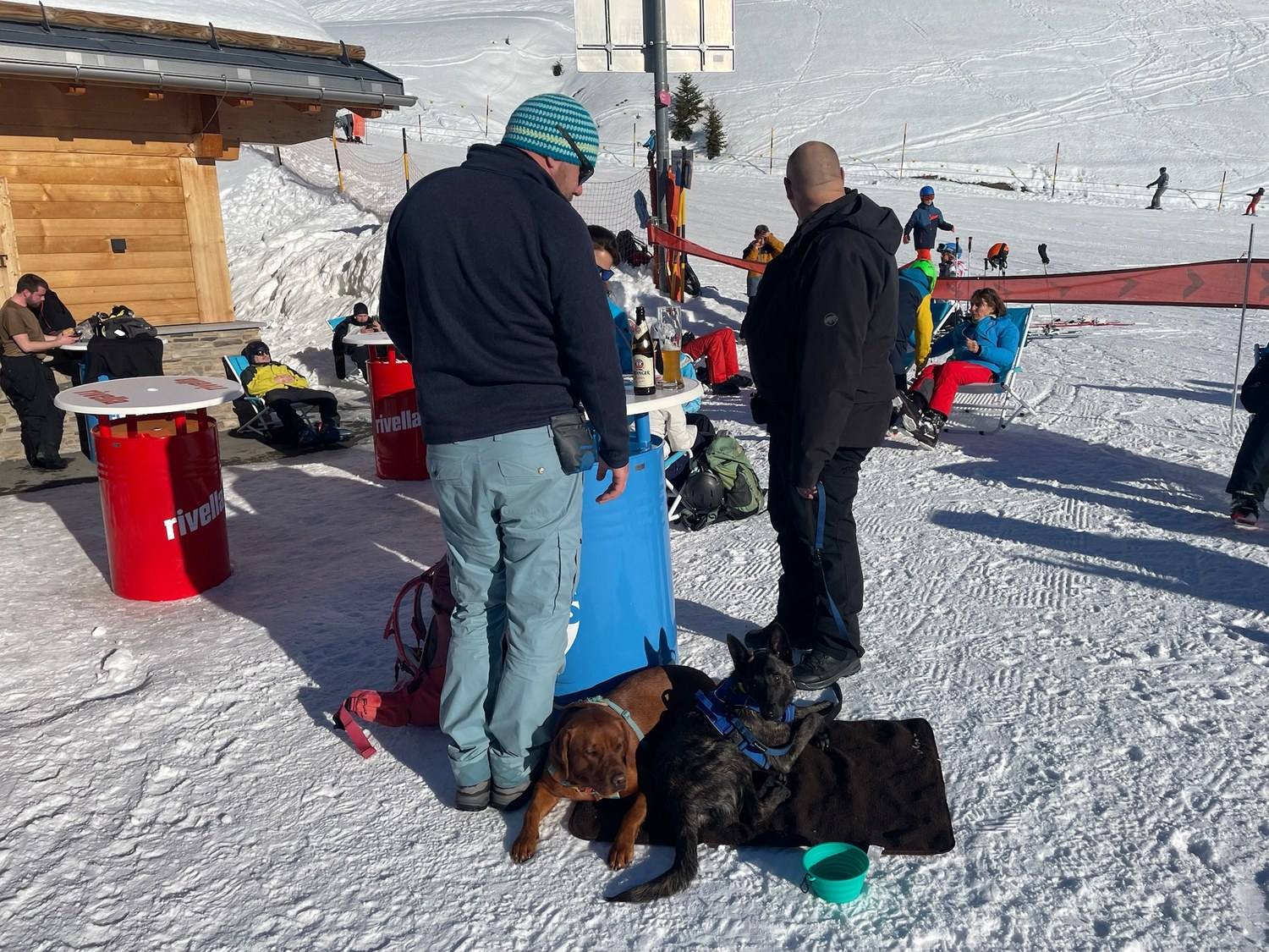 Michael und Jens mit Torvi und Chewie bei einer Pause im Schnee